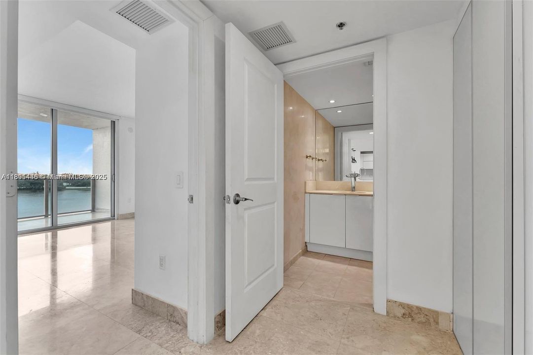 For Sale: $375,000 (2 beds, 2 baths, 1165 Square Feet)