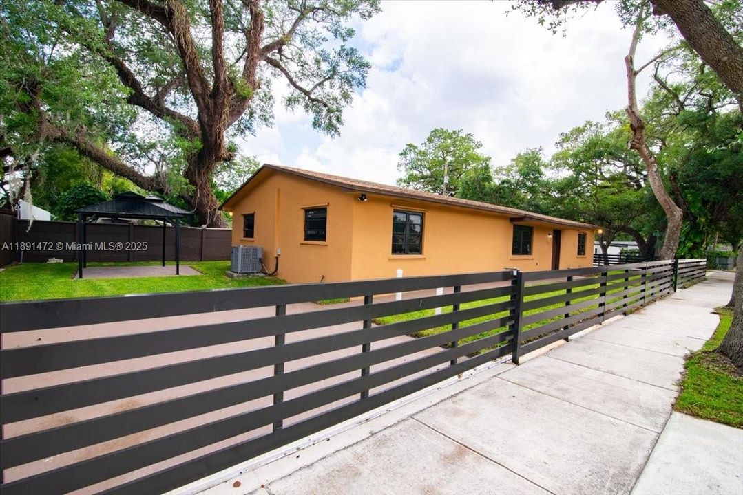 For Sale: $849,999 (4 beds, 2 baths, 1800 Square Feet)