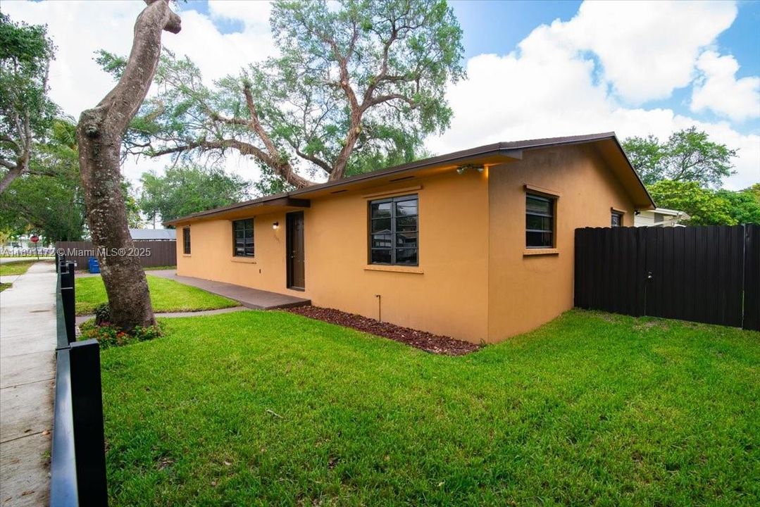 For Sale: $849,999 (4 beds, 2 baths, 1800 Square Feet)