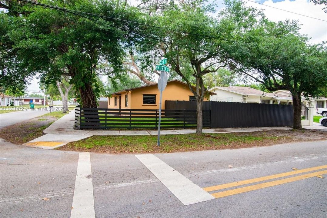 For Sale: $849,999 (4 beds, 2 baths, 1800 Square Feet)