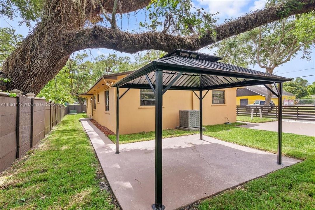 For Sale: $849,999 (4 beds, 2 baths, 1800 Square Feet)