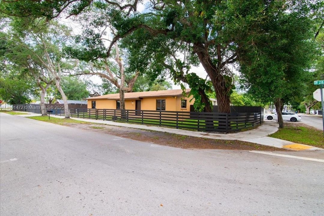 For Sale: $849,999 (4 beds, 2 baths, 1800 Square Feet)