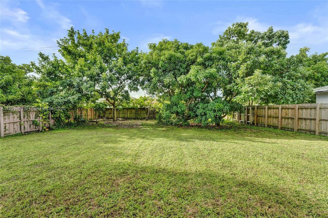 Active With Contract: $389,000 (3 beds, 2 baths, 1194 Square Feet)