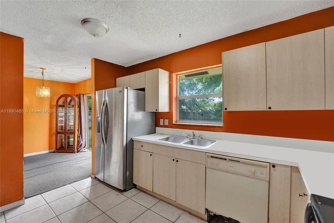 Active With Contract: $389,000 (3 beds, 2 baths, 1194 Square Feet)