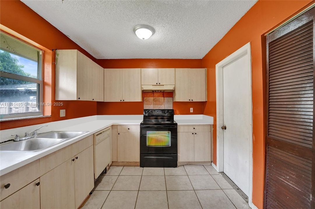 Active With Contract: $389,000 (3 beds, 2 baths, 1194 Square Feet)