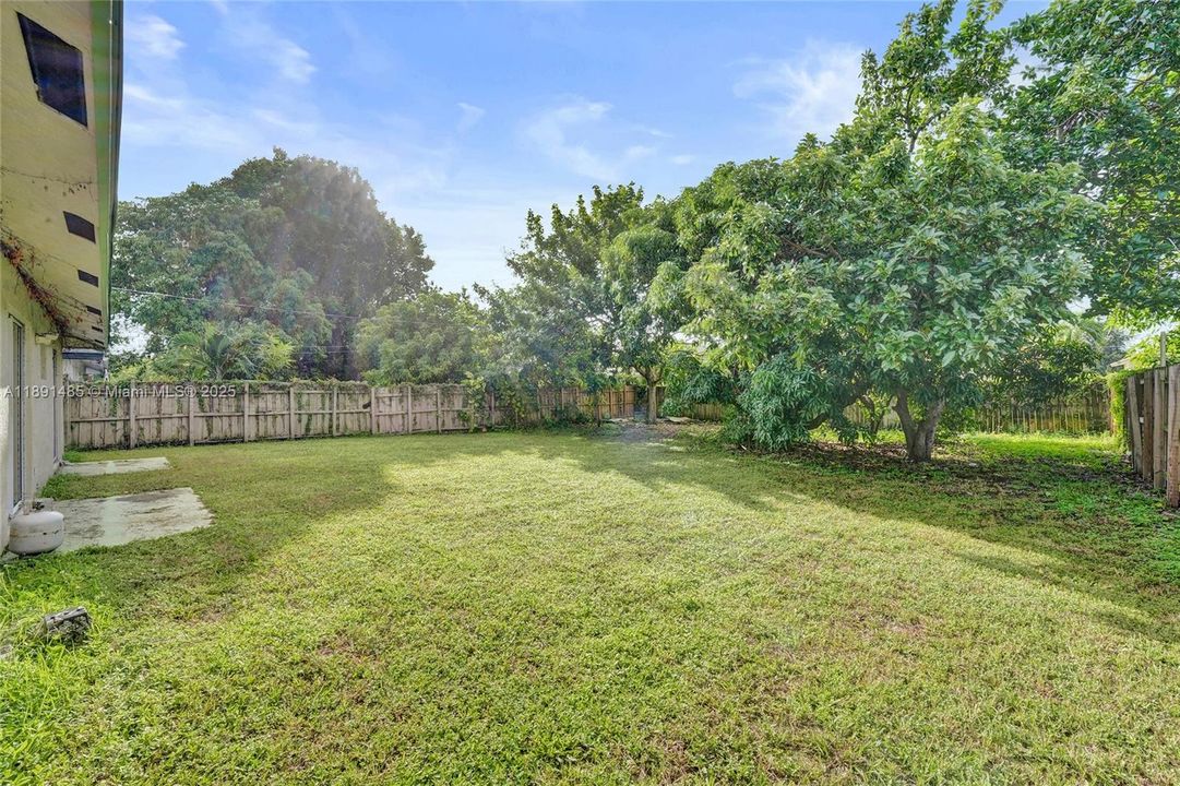 Active With Contract: $389,000 (3 beds, 2 baths, 1194 Square Feet)