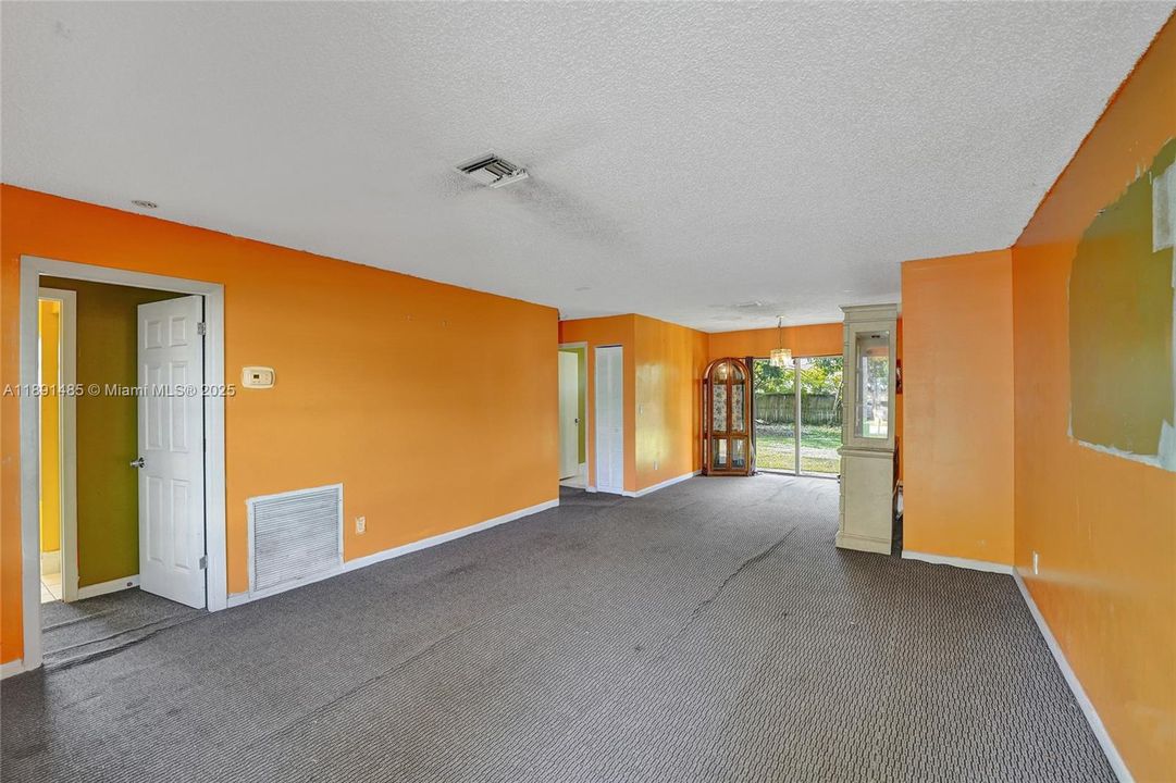 Active With Contract: $389,000 (3 beds, 2 baths, 1194 Square Feet)