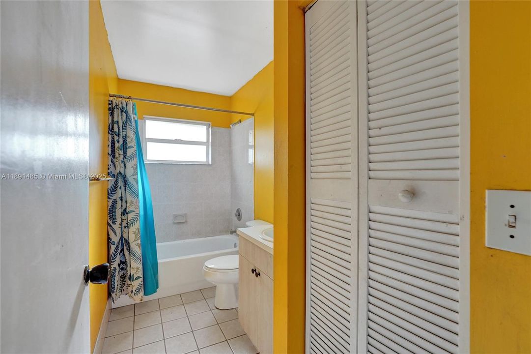 Active With Contract: $389,000 (3 beds, 2 baths, 1194 Square Feet)