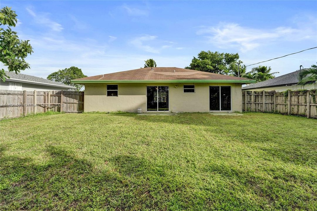 Active With Contract: $389,000 (3 beds, 2 baths, 1194 Square Feet)