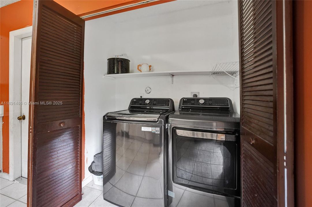 Active With Contract: $389,000 (3 beds, 2 baths, 1194 Square Feet)