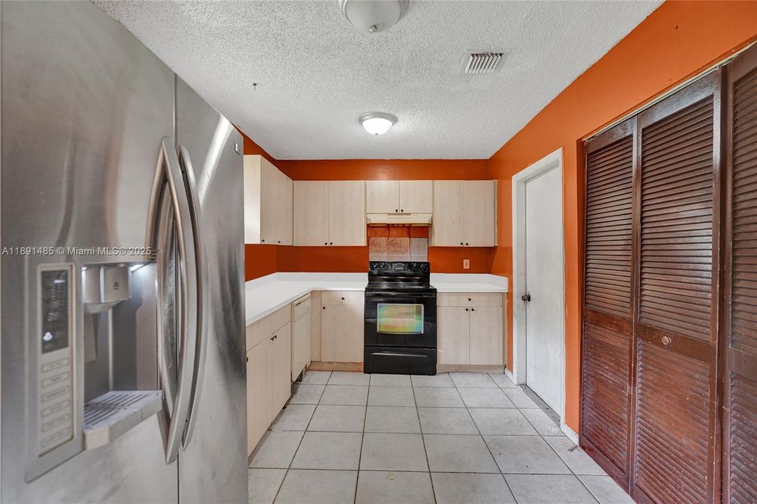 Active With Contract: $389,000 (3 beds, 2 baths, 1194 Square Feet)