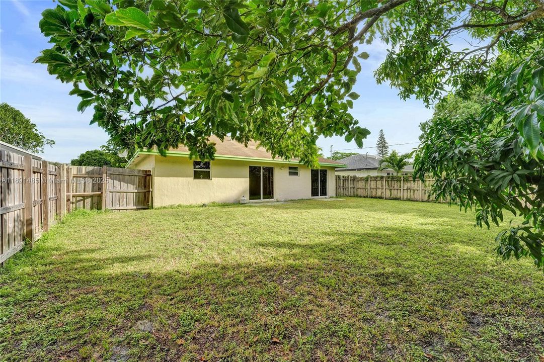 Active With Contract: $389,000 (3 beds, 2 baths, 1194 Square Feet)