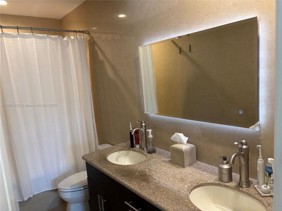 Под контрактом: $475,000 (2 спален, 2 ванн, 1007 Квадратных фут)