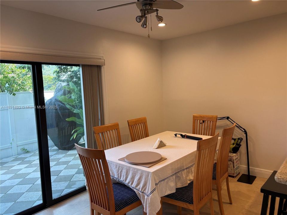 Под контрактом: $475,000 (2 спален, 2 ванн, 1007 Квадратных фут)