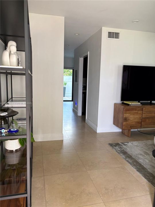 Под контрактом: $475,000 (2 спален, 2 ванн, 1007 Квадратных фут)