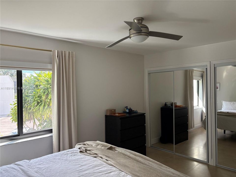 Под контрактом: $475,000 (2 спален, 2 ванн, 1007 Квадратных фут)