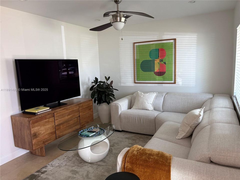 Под контрактом: $475,000 (2 спален, 2 ванн, 1007 Квадратных фут)