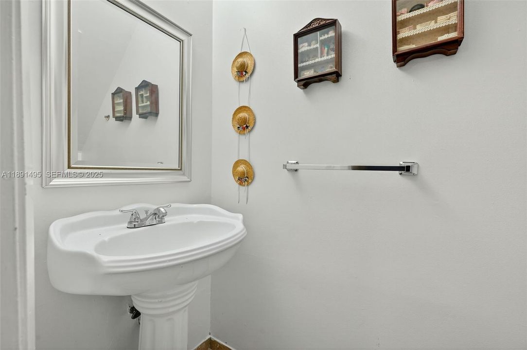 На продажу: $205,000 (2 спален, 1 ванн, 970 Квадратных фут)