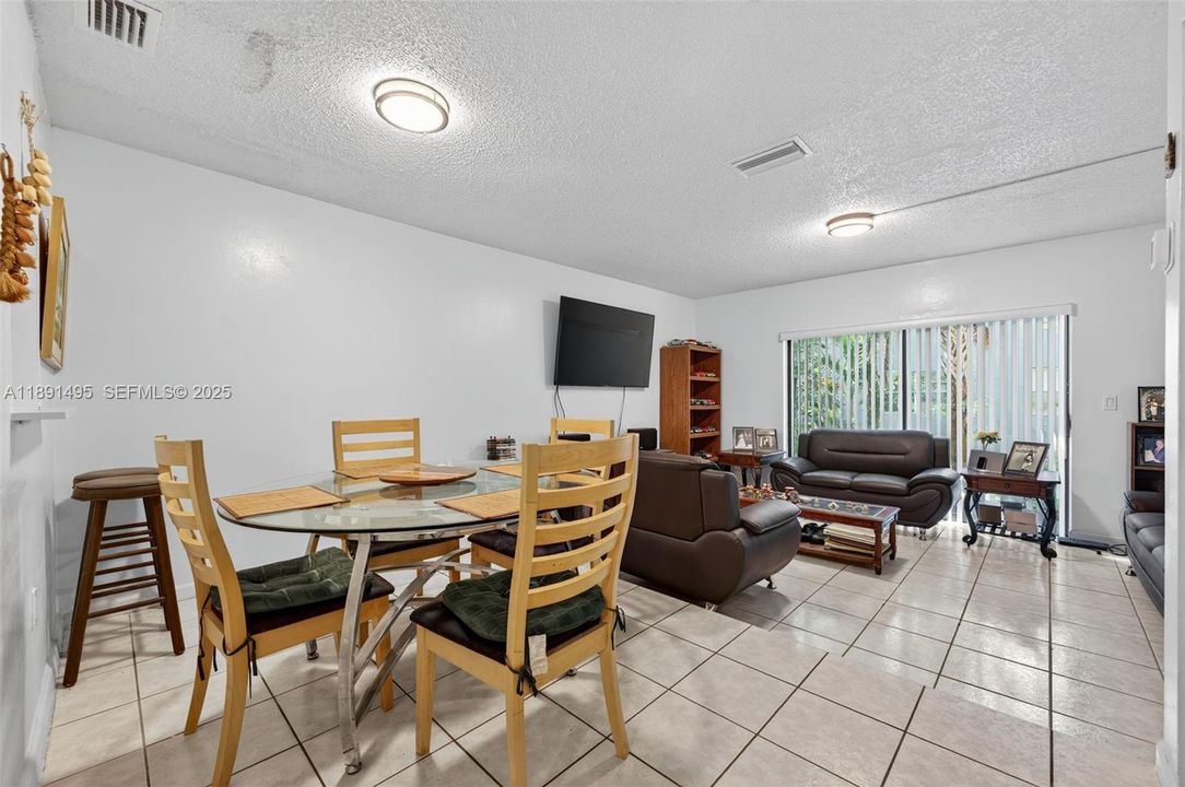 На продажу: $205,000 (2 спален, 1 ванн, 970 Квадратных фут)