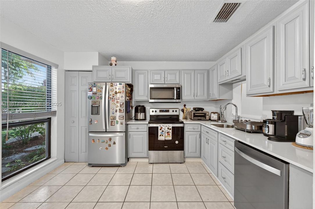 На продажу: $205,000 (2 спален, 1 ванн, 970 Квадратных фут)