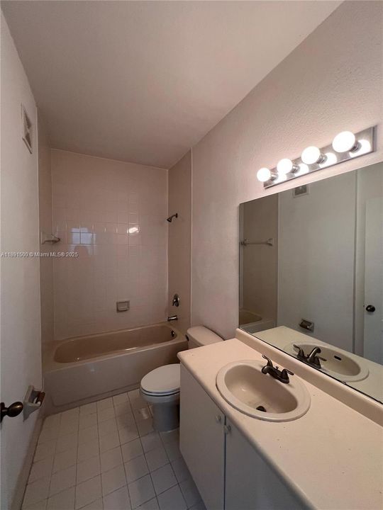 Recently Rented: $1,700 (2 beds, 2 baths, 914 Square Feet)