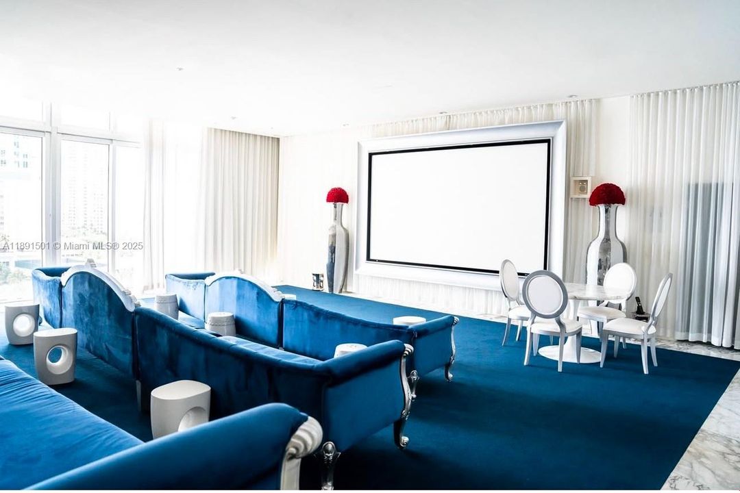 For Sale: $630,000 (1 beds, 1 baths, 732 Square Feet)