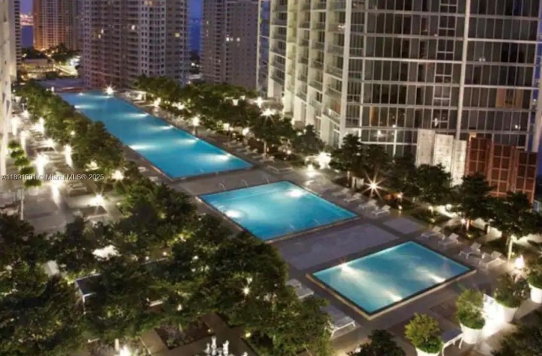 For Sale: $630,000 (1 beds, 1 baths, 732 Square Feet)
