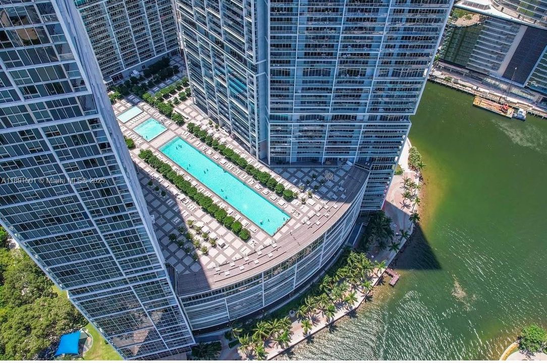 For Sale: $630,000 (1 beds, 1 baths, 732 Square Feet)