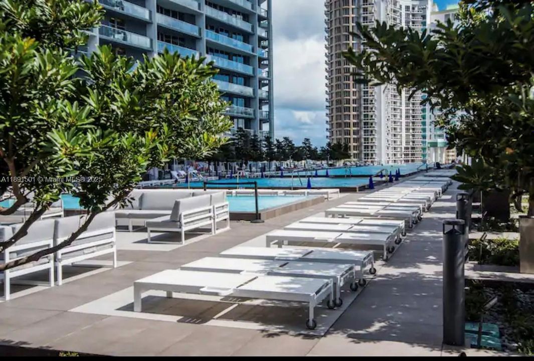 For Sale: $630,000 (1 beds, 1 baths, 732 Square Feet)