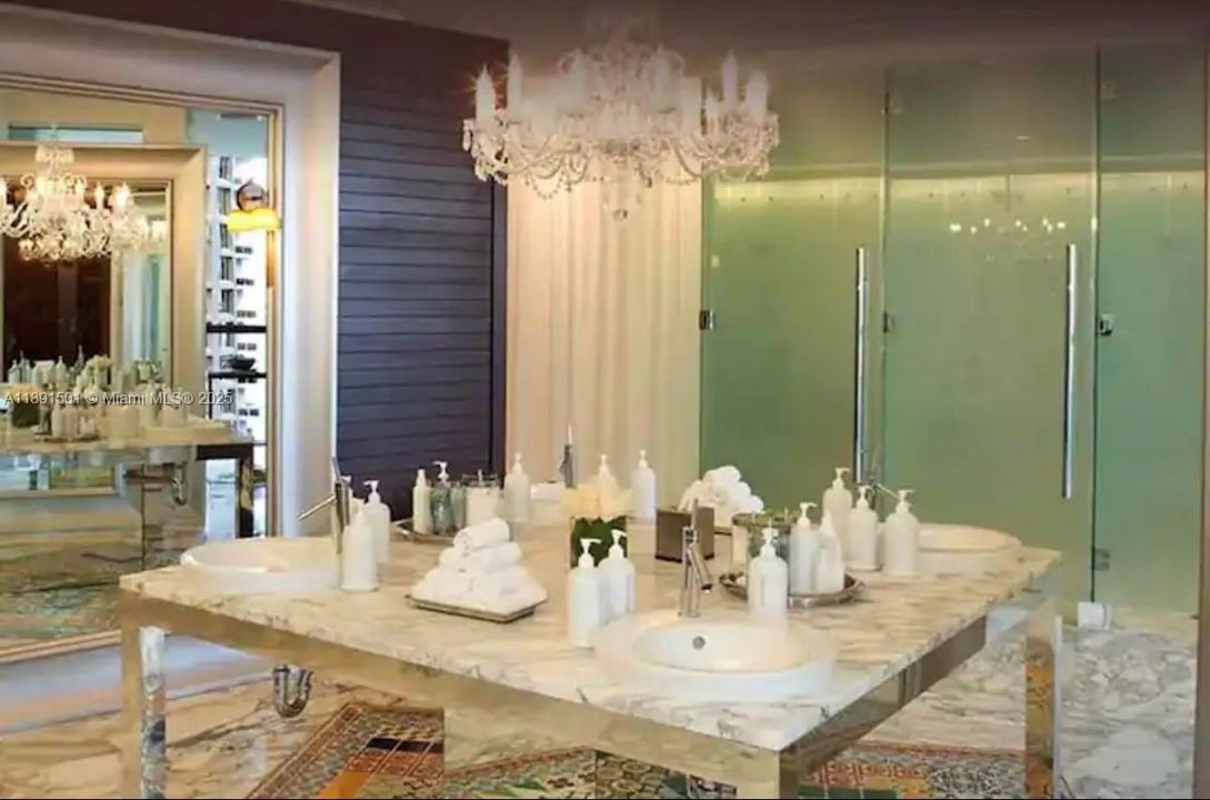 For Sale: $630,000 (1 beds, 1 baths, 732 Square Feet)