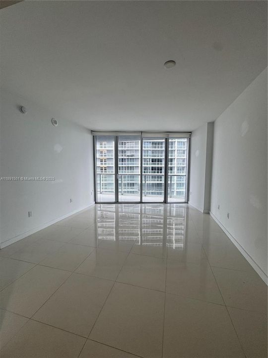 For Sale: $630,000 (1 beds, 1 baths, 732 Square Feet)