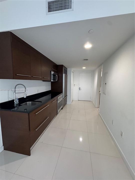 For Sale: $630,000 (1 beds, 1 baths, 732 Square Feet)