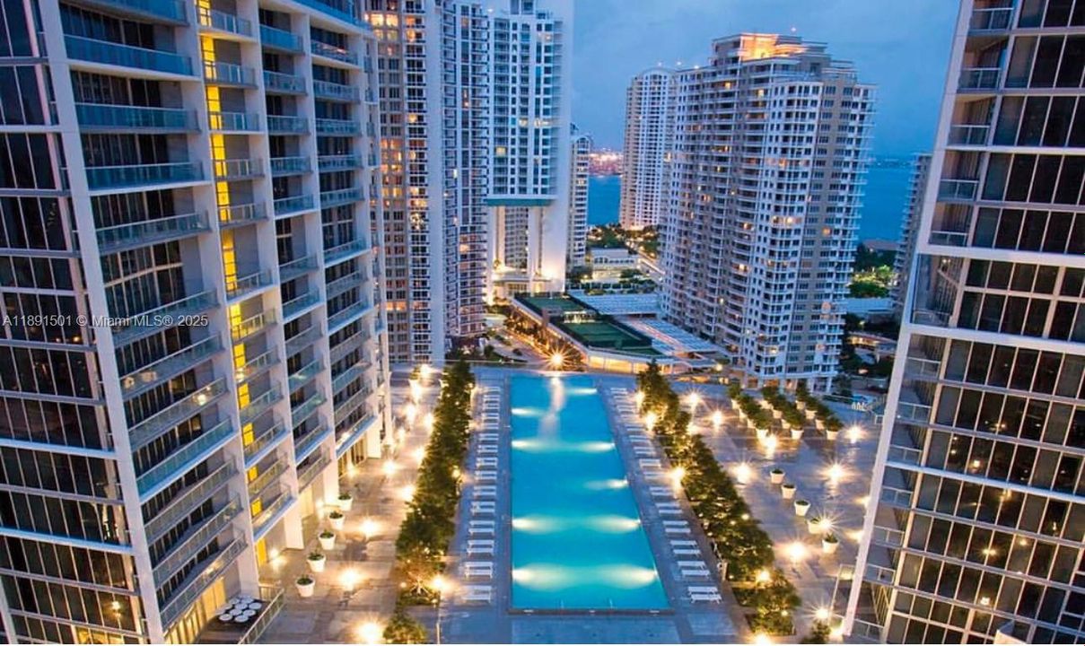 For Sale: $630,000 (1 beds, 1 baths, 732 Square Feet)