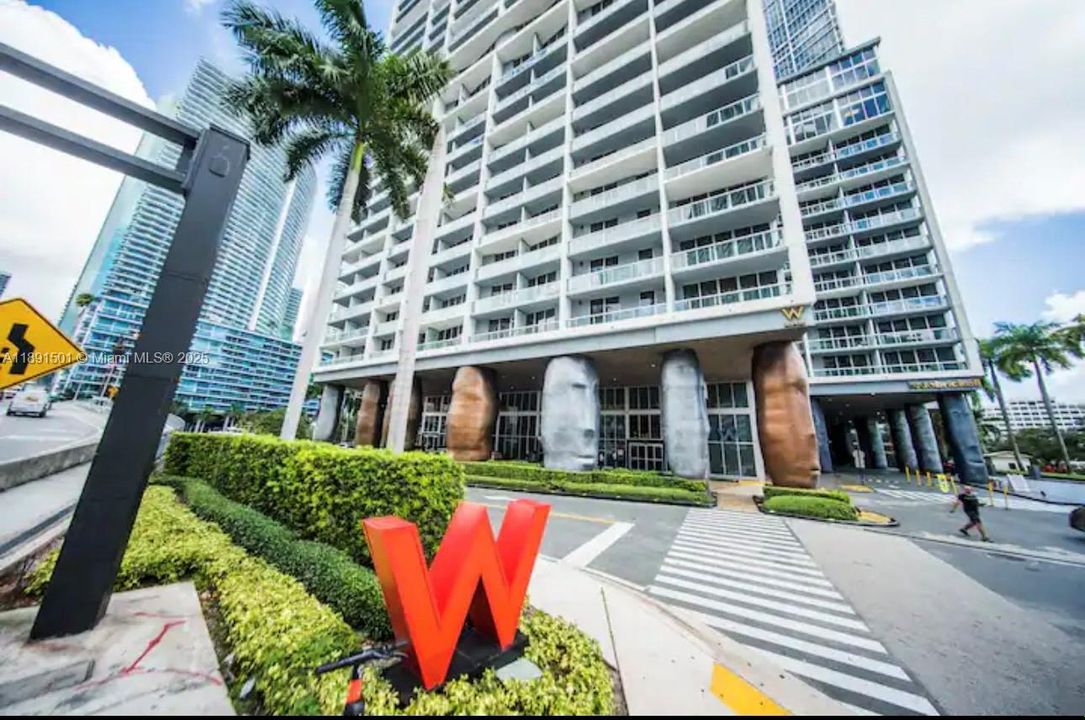 For Sale: $630,000 (1 beds, 1 baths, 732 Square Feet)