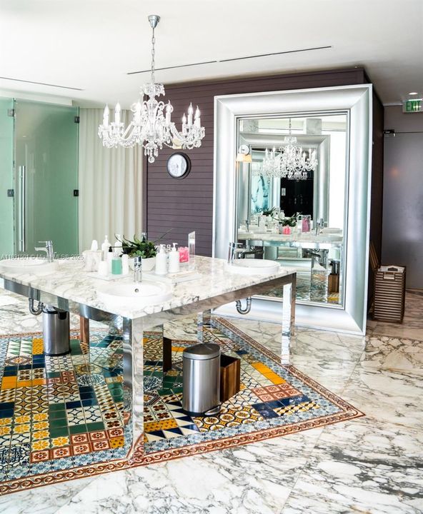 For Sale: $630,000 (1 beds, 1 baths, 732 Square Feet)