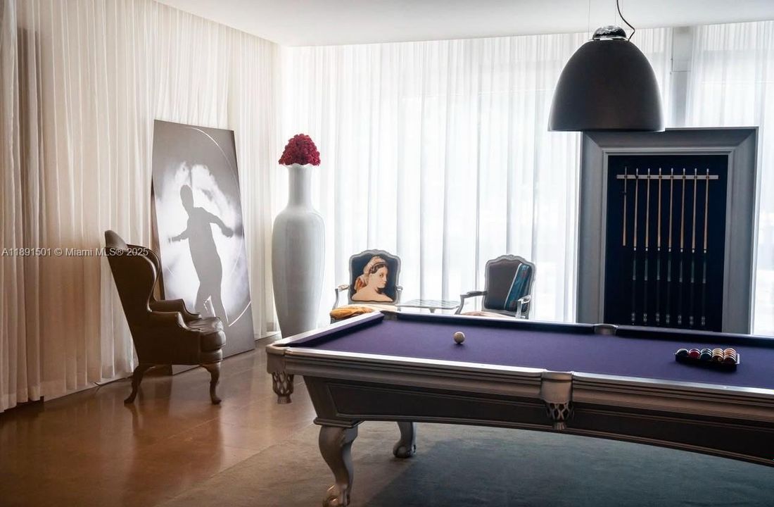 For Sale: $630,000 (1 beds, 1 baths, 732 Square Feet)