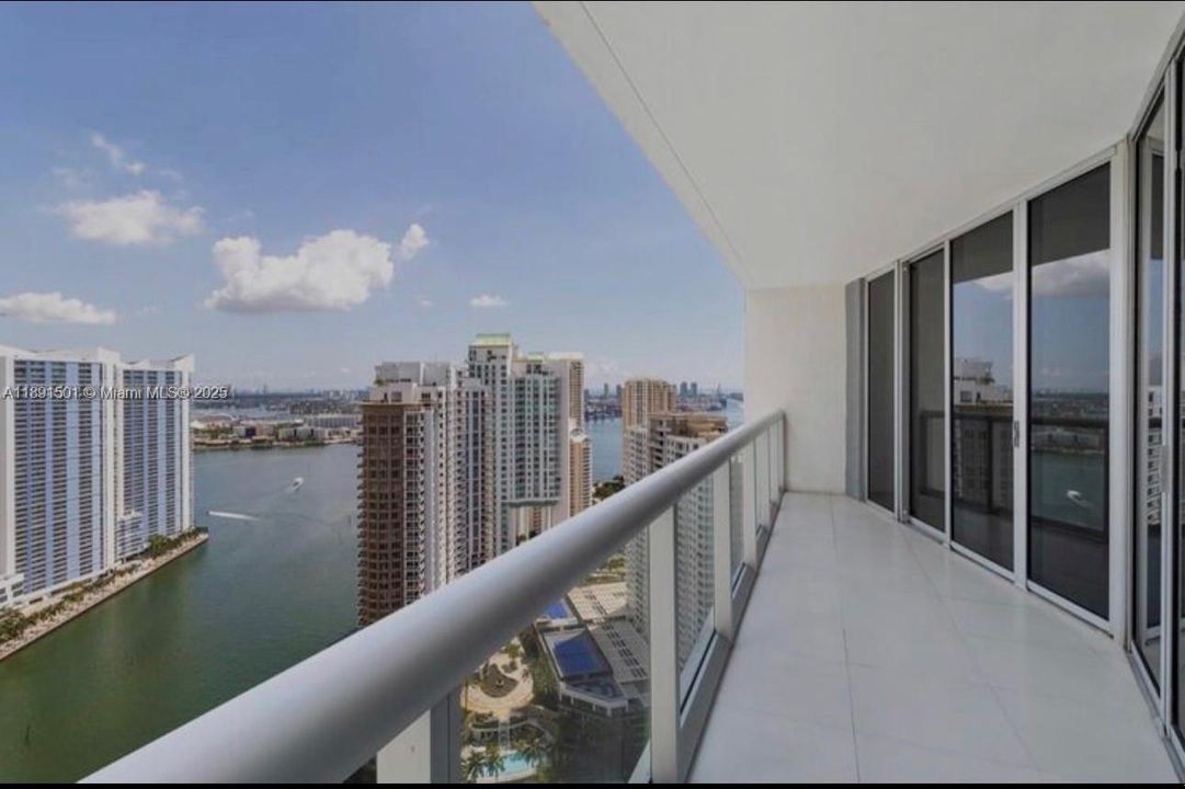 For Sale: $630,000 (1 beds, 1 baths, 732 Square Feet)