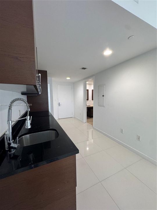 For Sale: $630,000 (1 beds, 1 baths, 732 Square Feet)