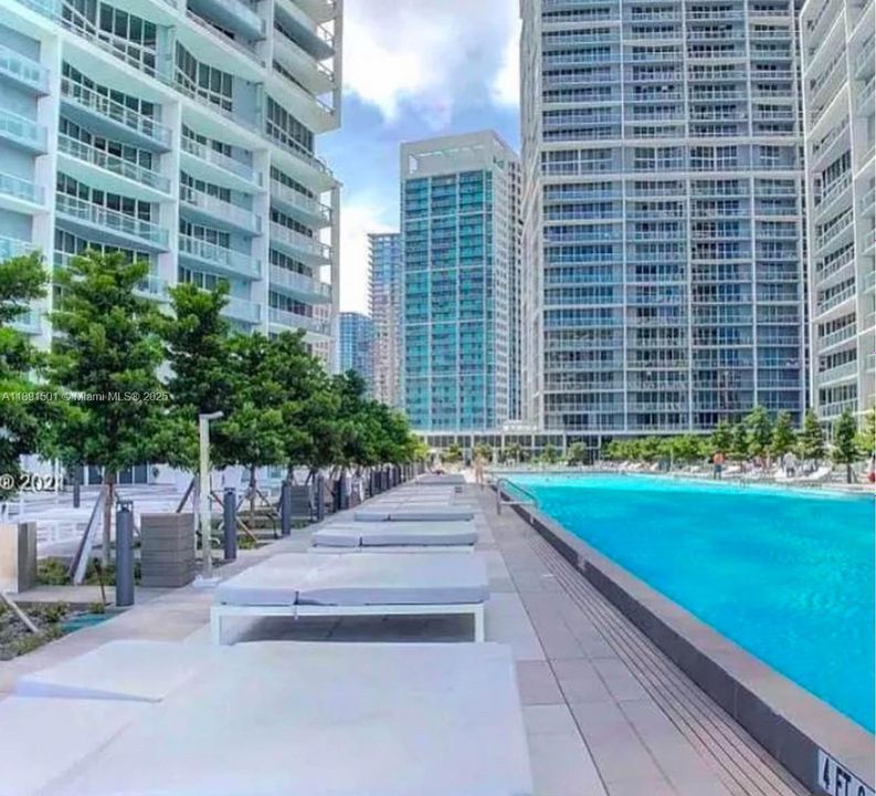 For Sale: $630,000 (1 beds, 1 baths, 732 Square Feet)