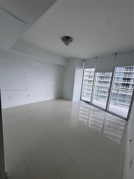 For Sale: $630,000 (1 beds, 1 baths, 732 Square Feet)
