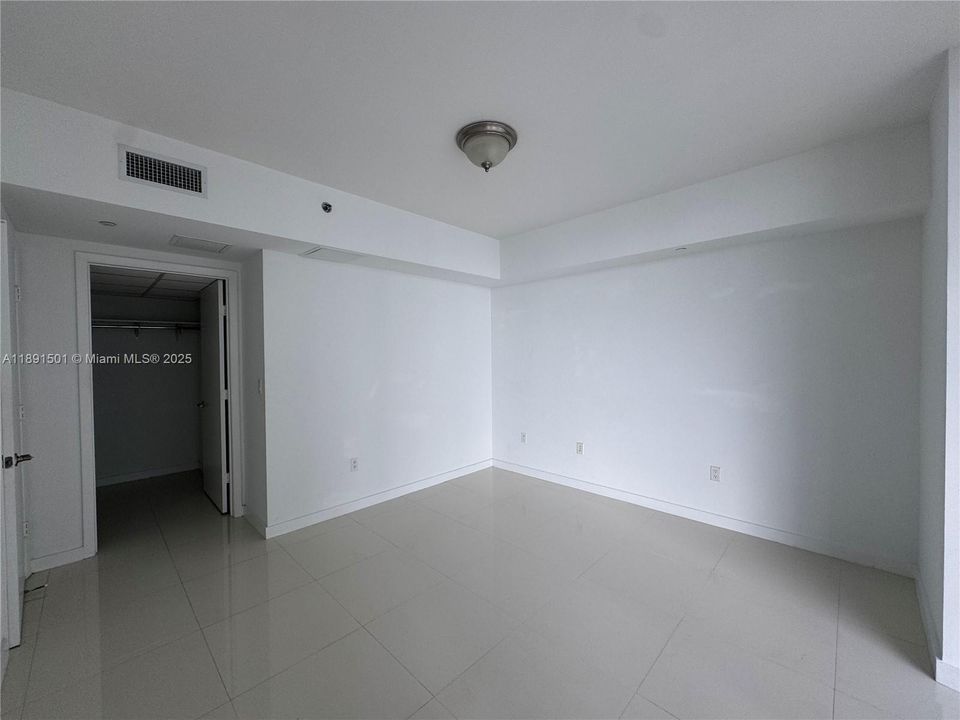For Sale: $630,000 (1 beds, 1 baths, 732 Square Feet)