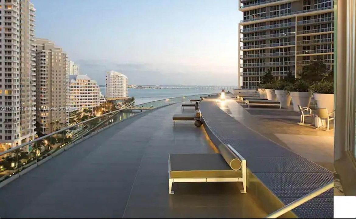 For Sale: $630,000 (1 beds, 1 baths, 732 Square Feet)