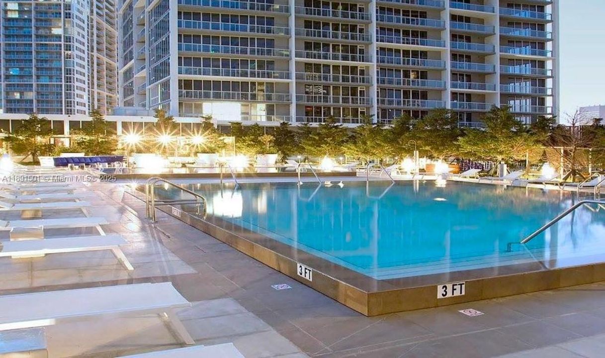 For Sale: $630,000 (1 beds, 1 baths, 732 Square Feet)