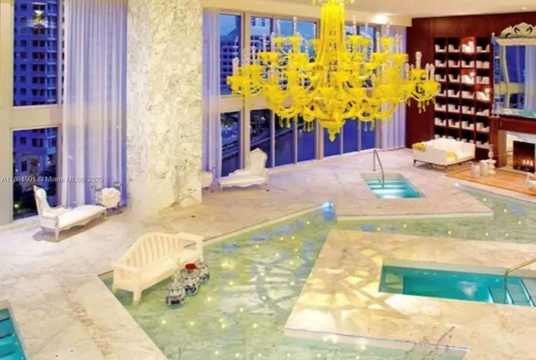 For Sale: $630,000 (1 beds, 1 baths, 732 Square Feet)