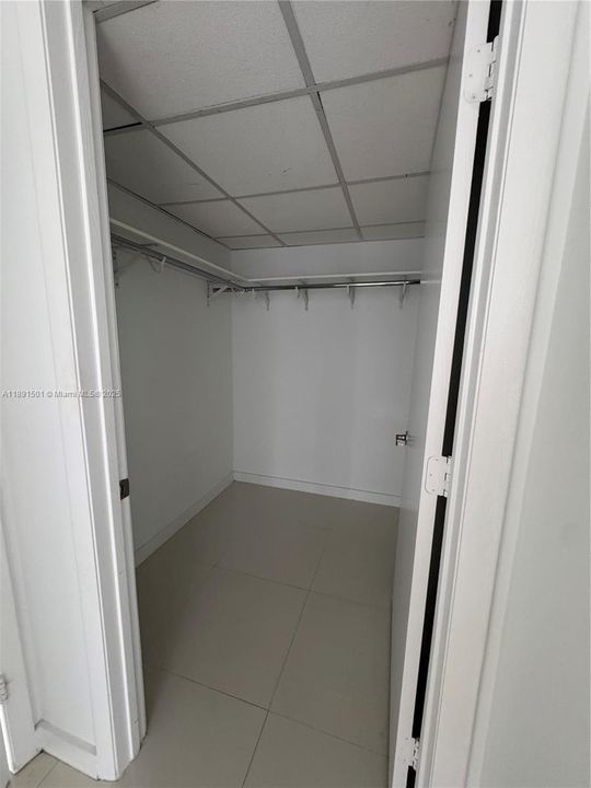For Sale: $630,000 (1 beds, 1 baths, 732 Square Feet)