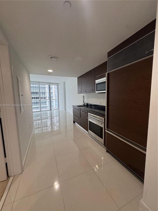 For Sale: $630,000 (1 beds, 1 baths, 732 Square Feet)