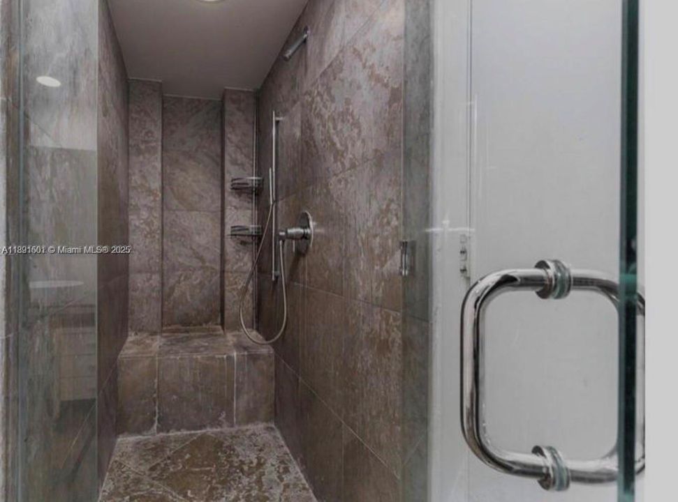 For Sale: $630,000 (1 beds, 1 baths, 732 Square Feet)