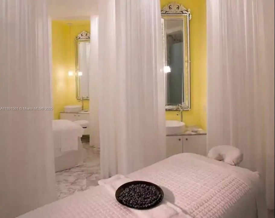 For Sale: $630,000 (1 beds, 1 baths, 732 Square Feet)