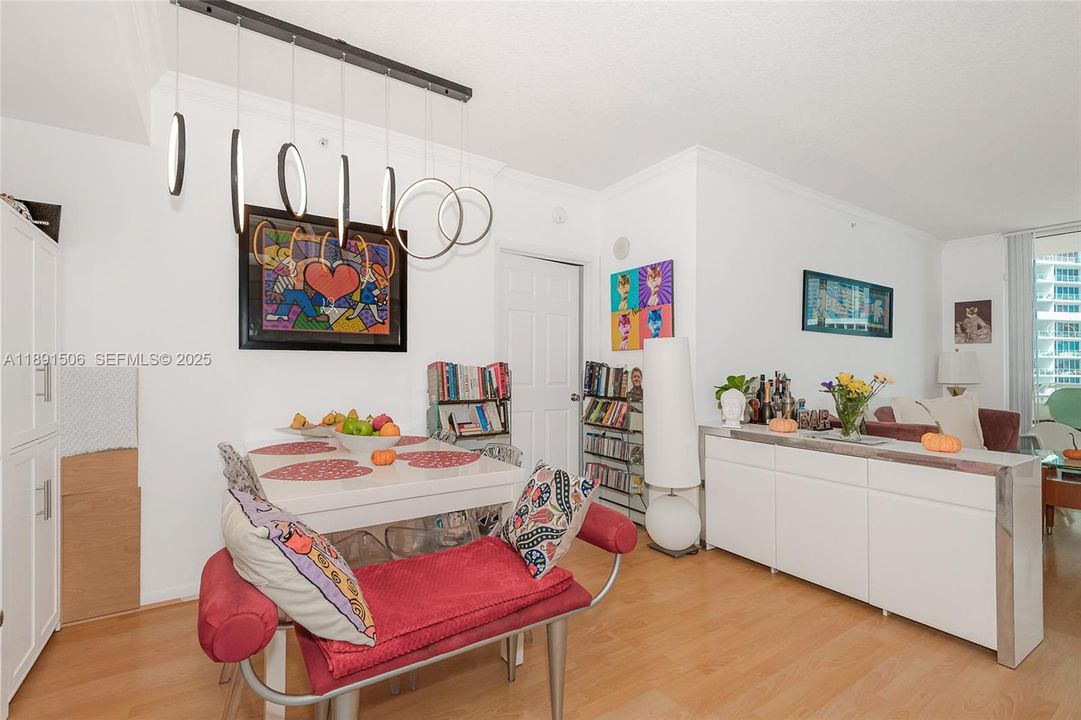 For Sale: $440,000 (2 beds, 1 baths, 984 Square Feet)