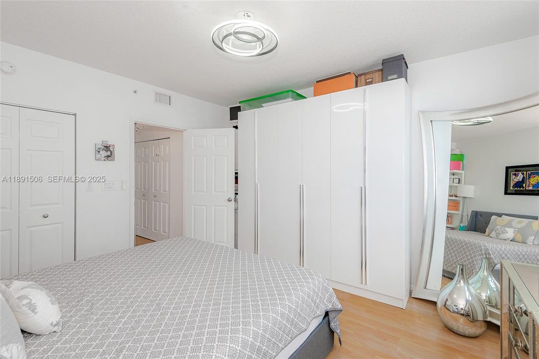 For Sale: $440,000 (2 beds, 1 baths, 984 Square Feet)
